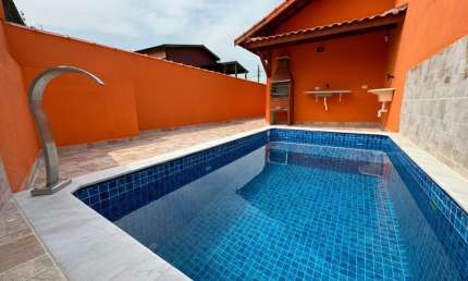 Casa na praia com piscina, 2 quartos e área gourmet em Itanhaém.