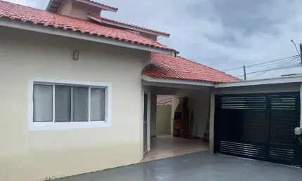 Casa na praia com 2 quartos, churrasqueira e espaço para piscina em itanhaém.