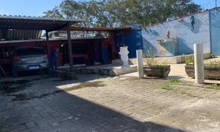 Casa com 2 quartos, piscina e área gourmet com churrasqueira em Itanhaém.