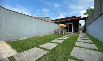 Casa com 2 quartos, churrasqueira e espaço para piscina em Itanhaém.