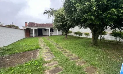 Casa com 2 quartos, espaço para piscina e churrasqueira em Itanhaém.