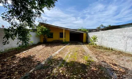 Casa à 500m do mar com espaço para piscina em Itanhaém.