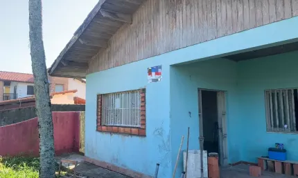 Casa com 4 quartos, espaço para piscina e edícula em Itanhaém.