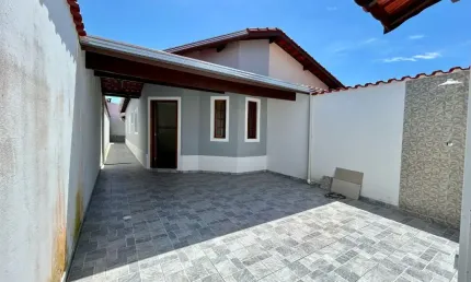 Casa com 2 quartos e área gourmet com churrasqueira em Itanhaém.