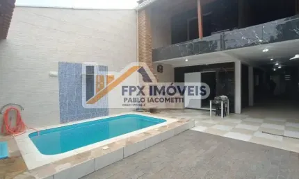 Casa com piscina, 3 quartos e área gourmet com churrasqueira em Itanhaém.