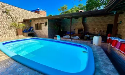 Casa na praia com piscina, 3 quartos, área gourmet e jardim em Itanhaém.