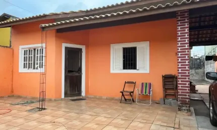 Casa com 2 quartos e espaço para piscina em Itanhaém.