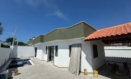Casa com 2 quartos, piscina e área gourmet em Itanhaém.