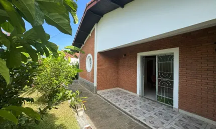 Casa com 3 quartos, área gourmet e espaço para piscina em Peruíbe.