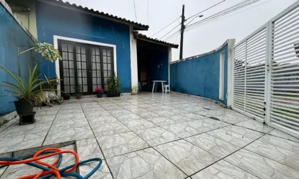 Casa com 2 quartos e área gourmet com churrasqueira em itanhaém.