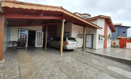 Casa à 100m do mar com 3 quartos, espaço para piscina e churrasqueira em Itanhaém.