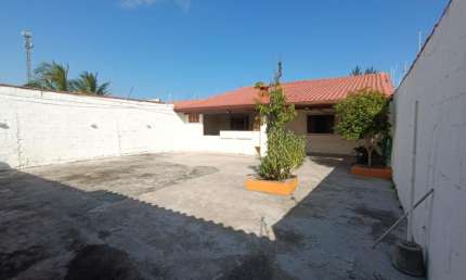 Casa na praia com 4 quartos, área gourmet, espaço para piscina em Itanhaém.