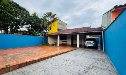 Casa na praia com 2 quartos, churrasqueira e espaço para piscina em Itanhaém.