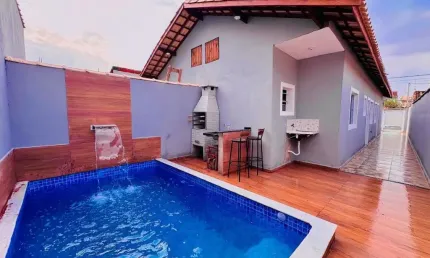 Casa com piscina, 2 quartos e área gourmet em Itanhaém.