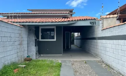 Casa com 2 quartos, churrasqueira e espaço para piscina em Itanhaém.