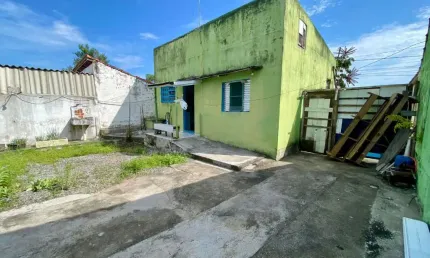 Casa com 2 quartos, jardim e espaço para piscina em Itanhaém.