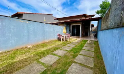 Casa com 2 quartos e área gourmet com churrasqueira em Itanhaém.