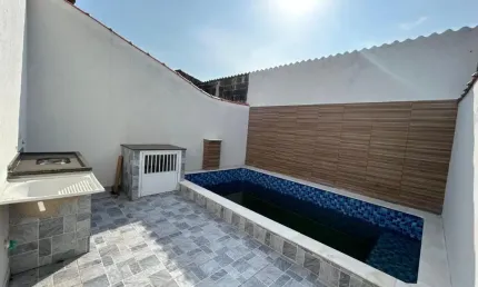 Casa com 2 quartos, piscina e área gourmet em Itanhaém.