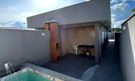 Casa na praia com piscina, 2 quartos e área gourmet em Itanhaém.