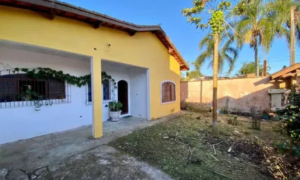 Casa com 3 quartos, churrasqueira e espaço para piscina em Itanhaém.