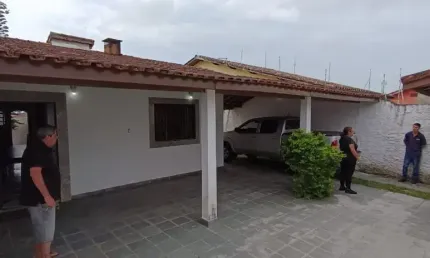 Casa com 2 quartos, espaço para piscina e jardim em Itanhaém.