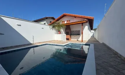 Casa nova com 2 quartos, piscina e área gourmet com churrasqueira em Itanhaém.