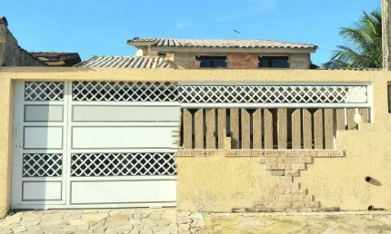 Casa com 4 quartos e espaço para piscina em Peruíbe.