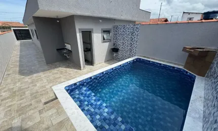 Casa na praia com piscina, 2 quartos e área gourmet em Itanhaém.