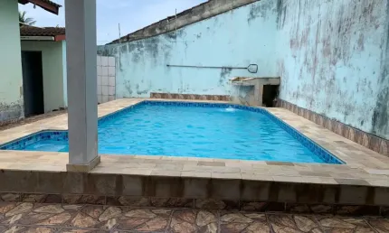 Casa com piscina, 3 quartos, edícula e área gourmet em Itanhaém.