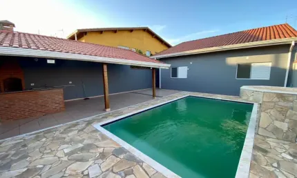 Casa com piscina, 3 quartos e área gourmet com churrasqueira em Peruíbe