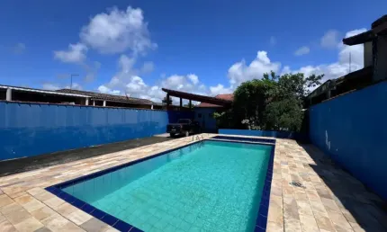Casa na praia com 3 quartos, piscina, churrasqueira e jardim em itanhaém.