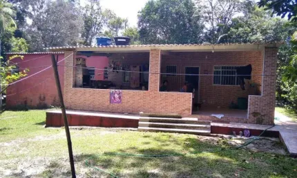 Chácara com 4 quartos, piscina e árvores frutíferas em Itanhaém.