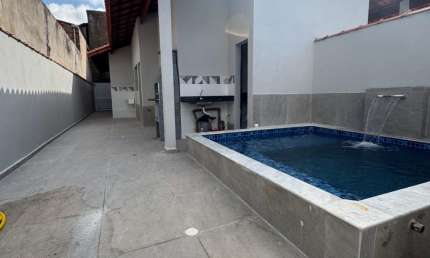 Casa com 2 quartos, piscina e área gourmet com churrasqueira em Itanhaém.