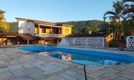 Casa com 3 quartos, piscina e área gourmet com churrasqueira em Itanhaém.