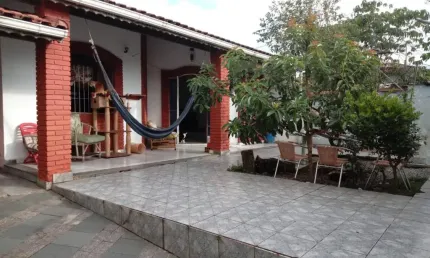 Casa com 2 quartos, edícula e área gourmet com churrasqueira em Peruíbe.