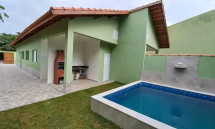 Casa com piscina, 2 quartos e churrasqueira em Itanhaém.