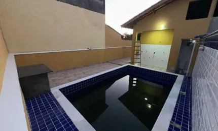 Casa com piscina, 2 quartos e área gourmet em Itanhaém.