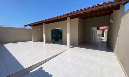 Casa com 3 quartos, área gourmet e espaço para piscina em Itanhaém.