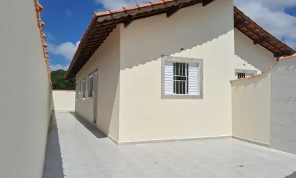 Casa com 2 quartos e espaço para piscina em Itanhaém.