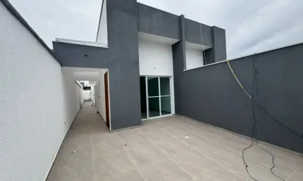 Casa com 2 quartos, piscina e área gourmet em Itanhaém.