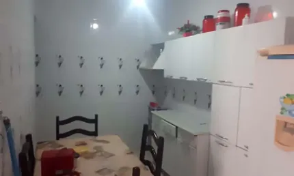 Casa com 2 quartos e garagem para 3 carros, bairro parque Bitaru, em São Vicente