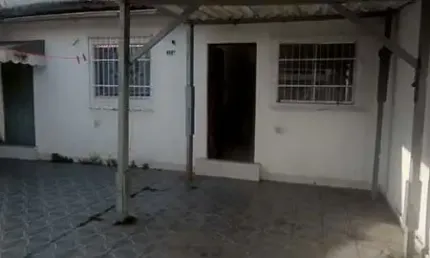 Casa térrea com 2 quartos e garagem para 3 carros, bairro Jardim Castelo, em Santos/SP