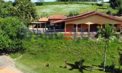 Chácara de Luxo à Venda em Pinhalzinho-SP: 4 Quartos, 1 Suíte, 2 Salas, 3 Banheiros, 6 Vagas de Garagem, 120m² de Área
