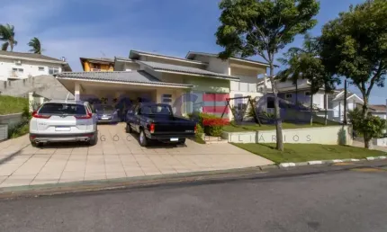 Venda de Sobrado de Alto Padrão em Condomínio no Jardim Cerejeiras, Arujá-SP: 4 Quartos, 2 Suítes, 2 Salas, 5 Banheiros, 2 Vagas de Garagem, 360m².