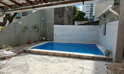 Casa na Praça de Casa Forte com 4 quartos sendo 3 suítes com 300m² por R$ 1.200.000,00.
