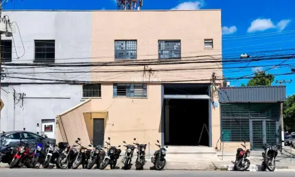 Galpão comercial de alto padrão para locação na Barra Funda, São Paulo-SP: 2 banheiros, 4 vagas e 279m² de área.