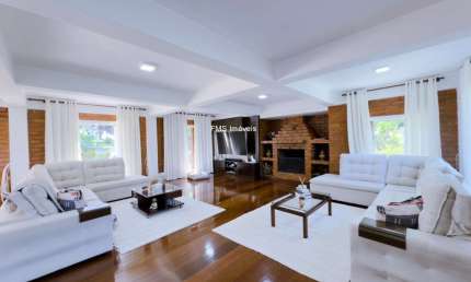 Imóvel de luxo em Cotia-SP: Casa à venda ou locação com 7 quartos, 5 suítes, 3 salas e 2.500 m² de área em Chácaras dos Lagos.