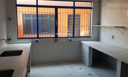 Casa Comercial para Locação: 8 salas, 2 banheiros, 4 vagas de garagem, 500m² na melhor localização do Campo Limpo, São Paulo-SP.