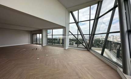 Conjunto Comercial de Alto Padrão em Moema, São Paulo-SP: 168m², 4 Vagas de Garagem - Venda ou Locação!