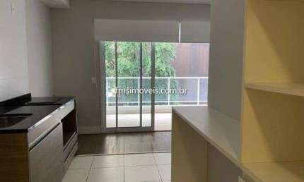 Apartamento com armários na cozinha, quarto e banheiro, ar condicionado, cooktop.